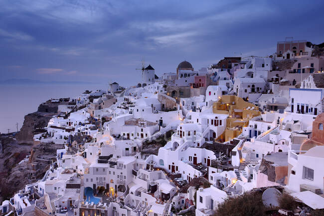 View over Oia at dusk, Santorini, Greece — стоковое фото