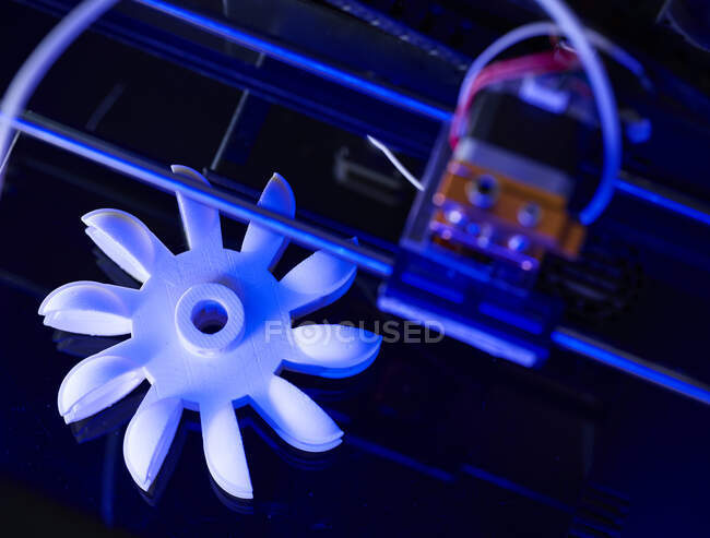 Колесо турбины печатается в 3D принтере — стоковое фото