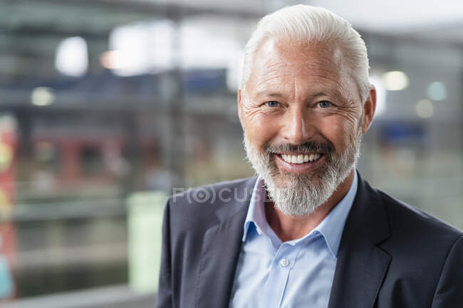 Porträt eines glücklichen reifen Geschäftsmannes — Stockfoto