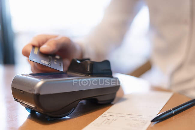 Man paying bill with credit card, close-up — Stock Photo