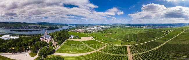 Germania, Renania-Palatinato, regione di Bingen, Rochus Mountain e Rochus Chapel, veduta aerea di Kempen am Rhein e Ruedesheim am Rhein — Foto stock
