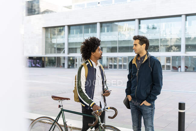 Due uomini d'affari occasionali si incontrano in città, Barcellona, Spagna — Foto stock