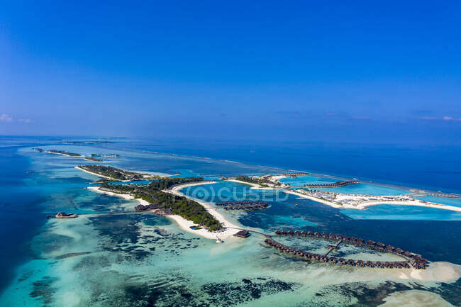 Вид с воздуха на Ольхувели и Бодуфинолху с курорта Fun Island Resort, атолл Южный Мужской, Мальдивы — стоковое фото
