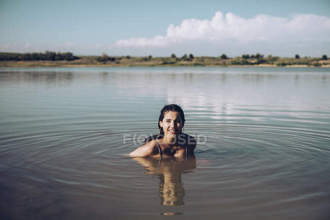 Молода жінка купається в озері — стокове фото