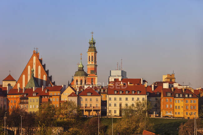 Старые городские дома и церкви на восходе солнца, Варшава, Польша — стоковое фото