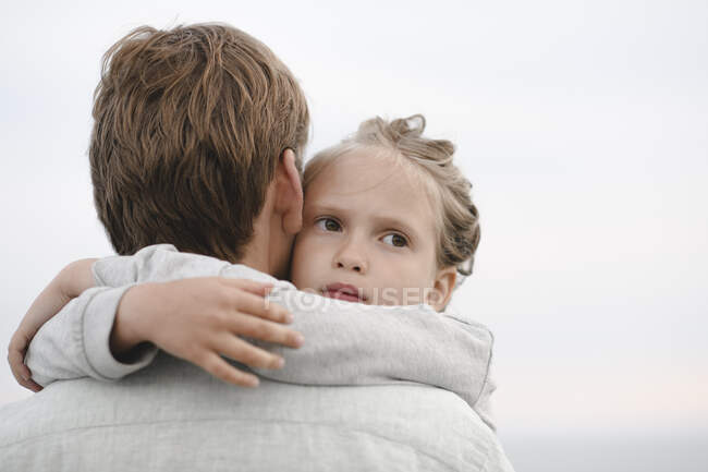 Портрет маленької дівчинки, яка обіймає свого батька. — стокове фото