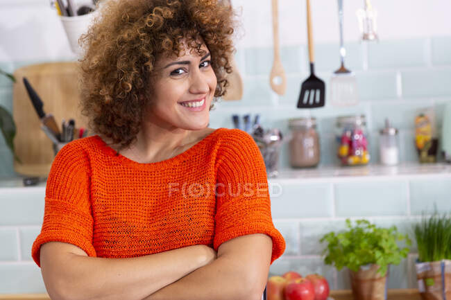 Портрет усміхненої жінки на офісній кухні — стокове фото