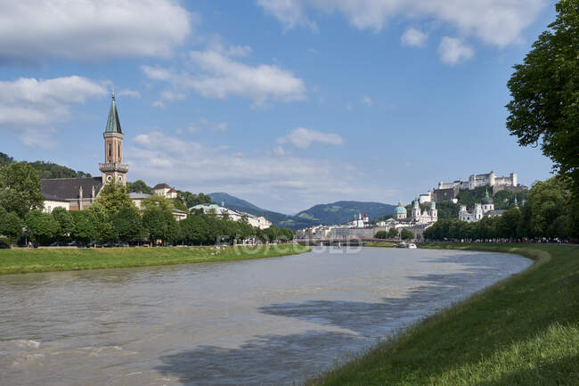 Fiume Salzach e la chiesa di Cristo, Salisburgo, Austria — Foto stock