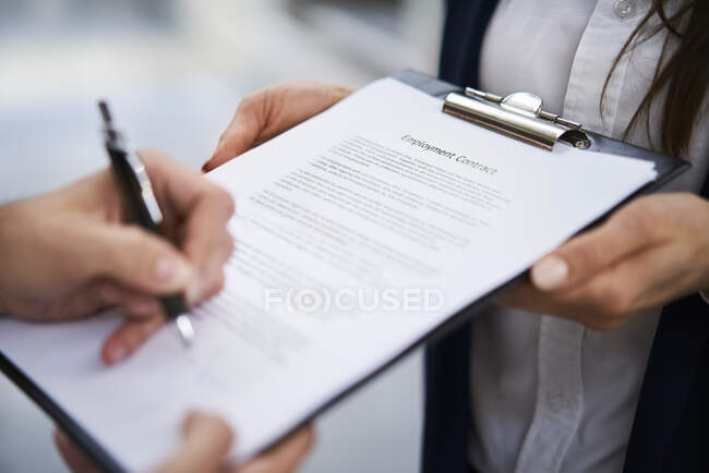 Nahaufnahme des Arbeitnehmers bei der Unterzeichnung des Arbeitsvertrages — Stockfoto