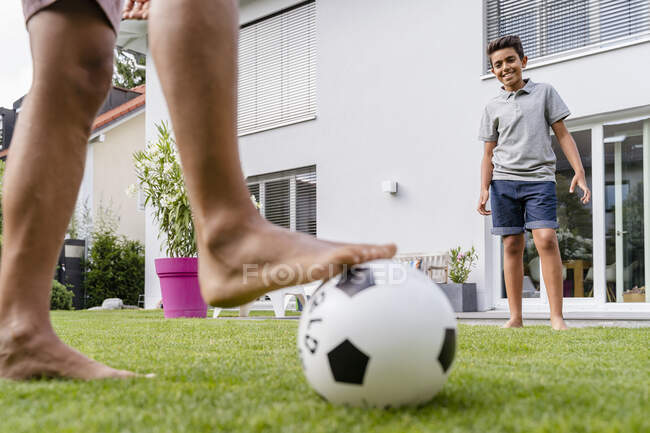 Vater und Sohn spielen Fußball im Garten — Stockfoto