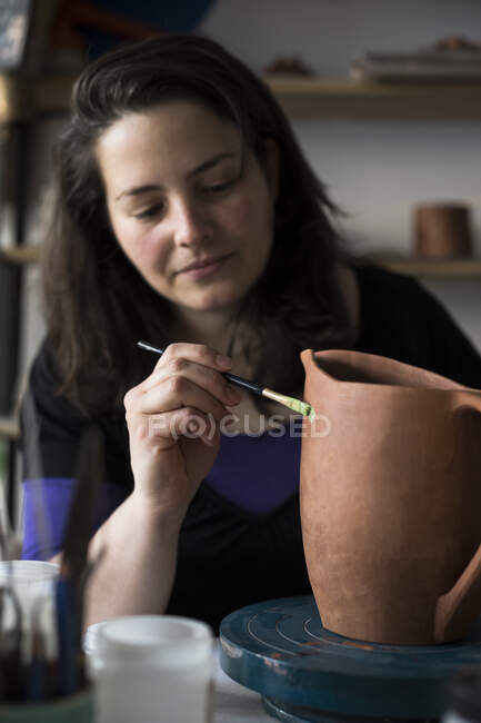 Potter pittura vaso incompiuto nel suo laboratorio — Foto stock