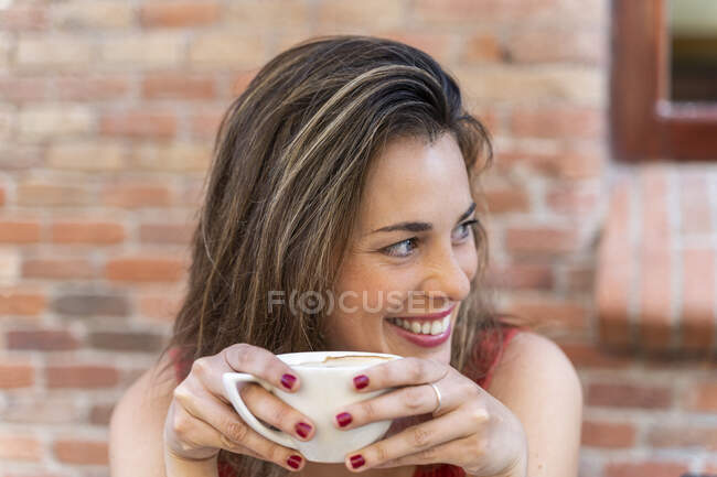 Ritratto di giovane donna ridente con tazza di caffè — Foto stock