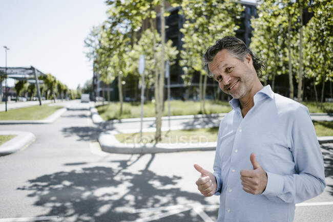 Portrait of smiling mature man with thumbs up — Photo de stock