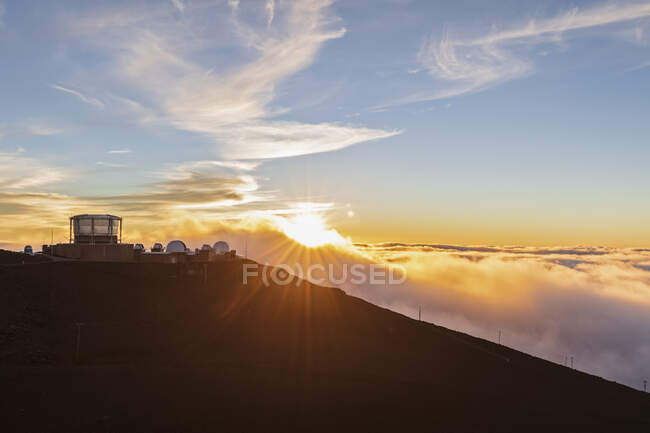 View from Red Hill summit to Haleakala Observatory at sunset, Maui, Hawaii, USA — Stock Photo