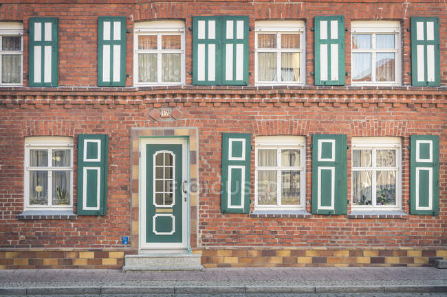 Fronte di una casa ristrutturata, Wittenberge, Brandeburgo, Germania — Foto stock