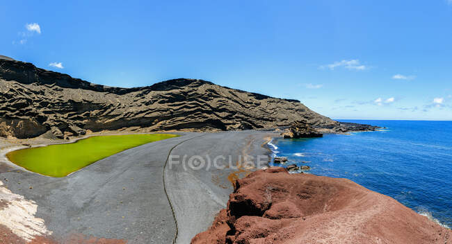 Vista panoramica della spiaggia Charco de los Clicos o Lago Verde e El Golfo, Lanzarote, Isole Canarie, Spagna — Foto stock