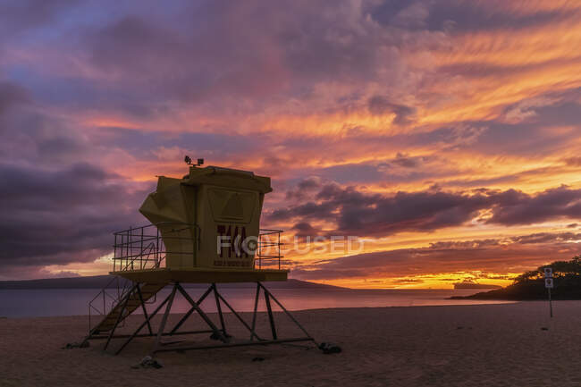Cabine do salva-vidas em Big Beach ao pôr-do-sol, Makena Beach State Park, Maui, Hawaii, EUA — Fotografia de Stock