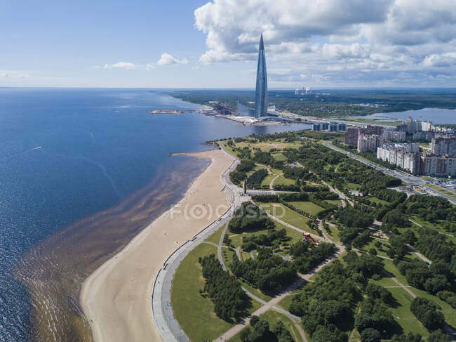 Luftaufnahme über Strand und Lakhta Center, St. Petersburg, Russland — Stockfoto