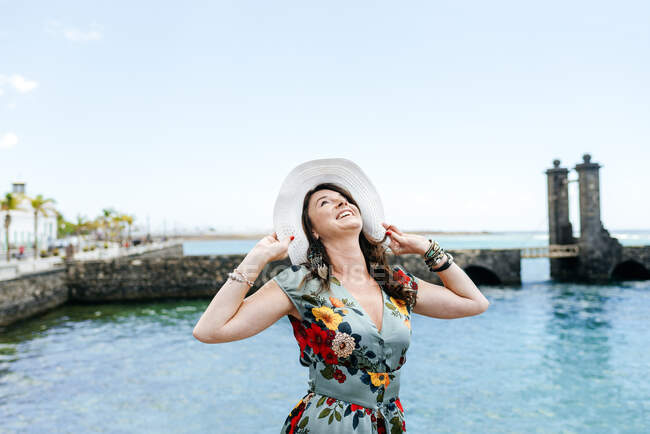 Женщина в белой шляпе в Arrecife, Испания — стоковое фото