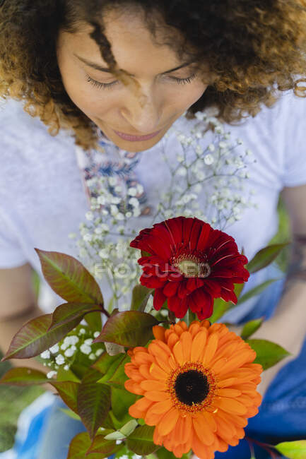 Close-up of woman holding flowers outdoors — Stock Photo