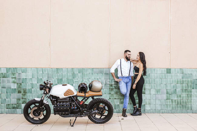 Casal com moto estacionada — Fotografia de Stock