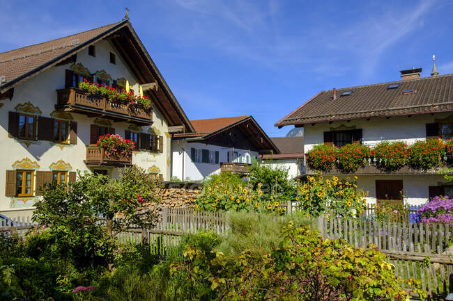 Casas con floreros, Garmisch-Partenkirchen, Baviera, Alemania - foto de stock