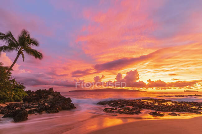 Secret Beach ao pôr-do-sol, Maui, Havaí, EUA — Fotografia de Stock