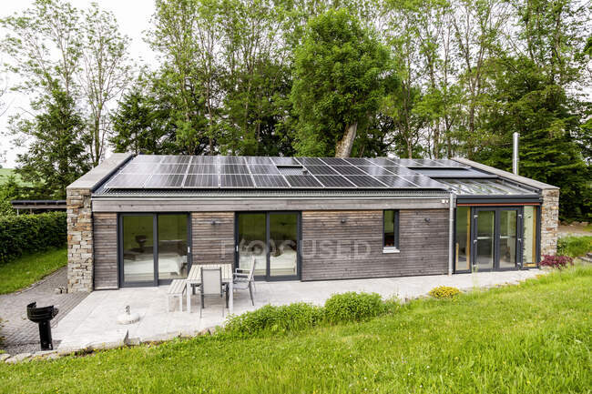 Casa indipendente con pannelli solari sul tetto — Foto stock