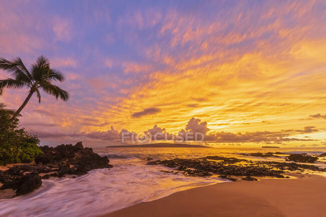 Secret Beach al tramonto, Maui, Hawaii, Stati Uniti d'America — Foto stock