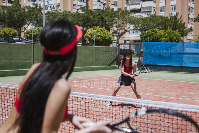 Jogadoras de tênis que fazem um jogo na quadra — Fotografia de Stock