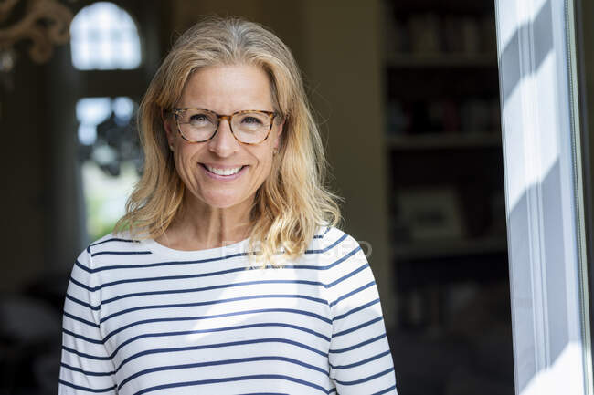 Porträt einer lächelnden reifen Frau mit Brille — Stockfoto