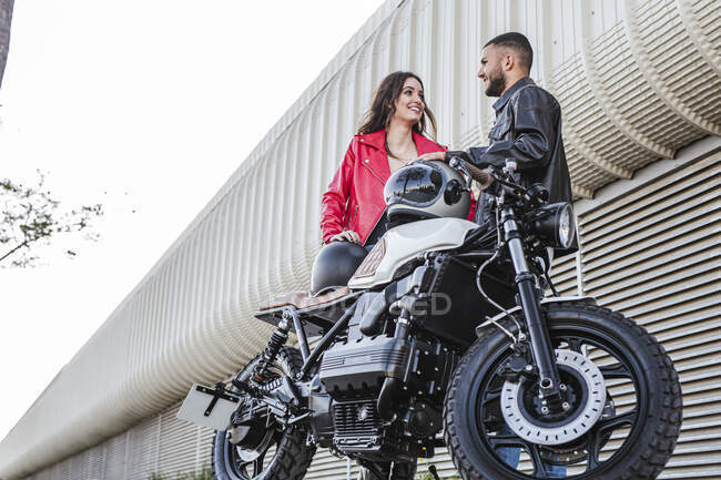 Pareja con cascos de moto de pie junto a la moto — espacio de copia, Juntos - Stock Photo | #461503176 Pareja con cascos de moto de pie junto a la moto — espacio de copia, Juntos - Stock Photo | #461503176