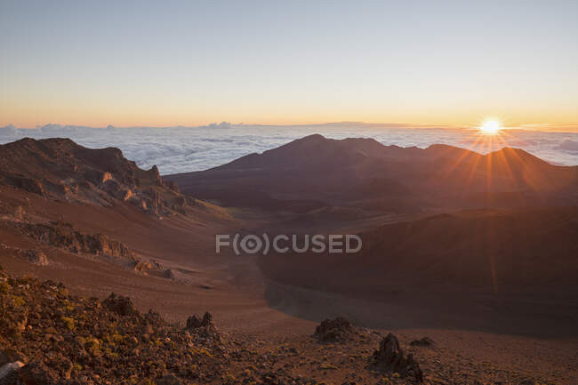 Cráter del Haleakala en el Parque Nacional Haleakala al amanecer, Maui, Hawai - foto de stock
