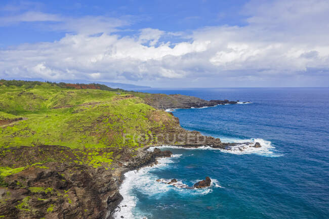Vue aérienne sur l'océan Pacifique et les montagnes de Maui Ouest, Maui, Hawaï, États-Unis — Photo de stock