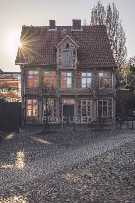 Casa a graticcio in controluce, Lauenburg, Schleswig-Holstein, Germania — Foto stock