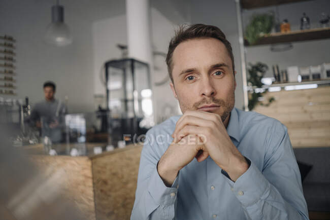Homme d'affaires prospère assis dans un café, pensant — Photo de stock