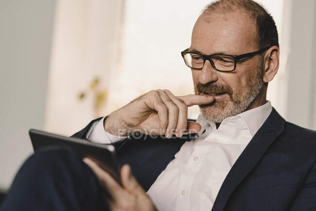 Porträt eines selbstbewussten Geschäftsmannes mit einem Tablet — Stockfoto