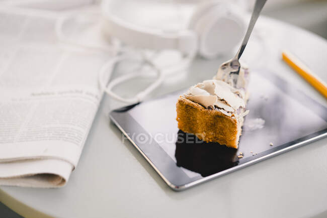 Piece of cake on digital tablet — Stock Photo