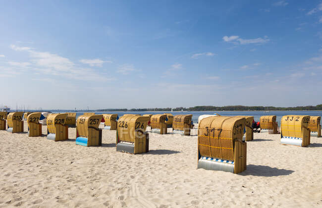 Spiaggia con sdraio incappucciate, località balneare del Mar Baltico Laboe, riva orientale, Kieler Foerde, Schleswig-Holstein, Germania — Foto stock