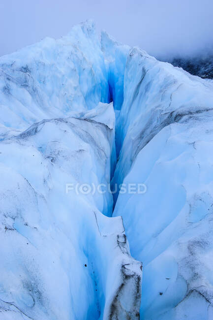 Enormes grietas de hielo en el glaciar Fox, Isla Sur, Nueva Zelanda - foto de stock