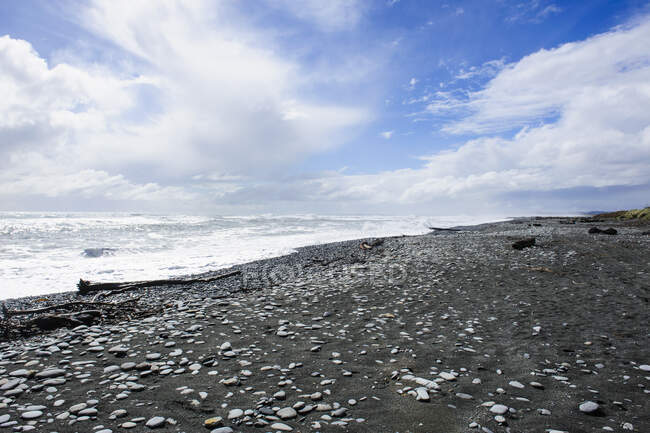 Plage de rochers gris à Okarito, Île du Sud, Nouvelle-Zélande — Photo de stock