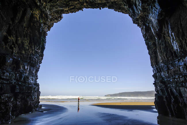 Donna in piedi nelle gigantesche grotte della Cattedrale, The Catlins, South Island, Nuova Zelanda — Foto stock