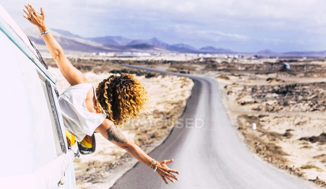 Mulher inclinada para fora da janela de uma van, Fuerteventura — Fotografia de Stock