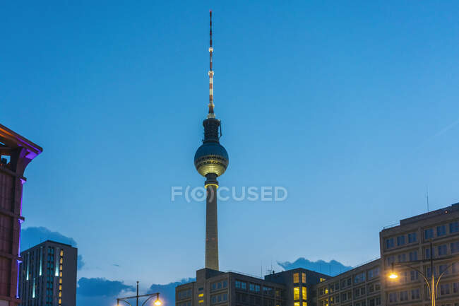 Alemania, Berlín, torre de televisión por la noche - foto de stock