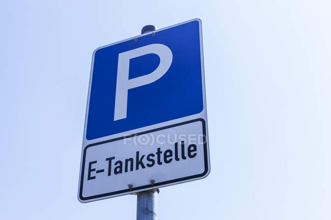Знак парковки с электрическим зарядным устройством — стоковое фото