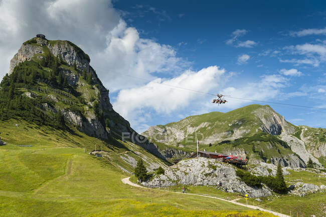 Австрия, Тироль, Морах, Рофанские горы, фуникулер, Скайпланер над цветочным лугом — стоковое фото