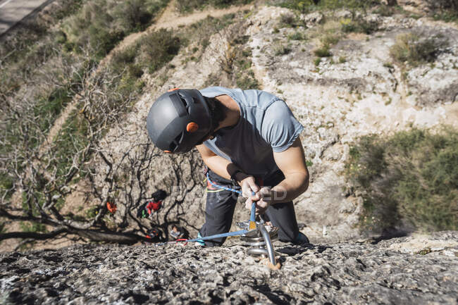Uomo arrampicata in parete rocciosa — Foto stock
