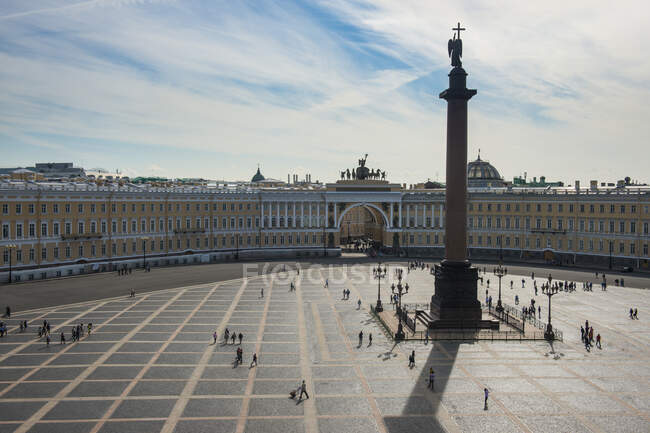 Palace Square with the Alexander Column before the Hermitage, St. Petersburg, Russia — Stock Photo