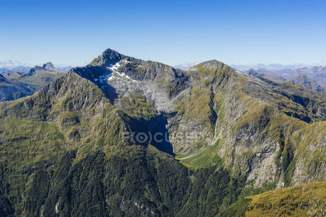 Luftaufnahme der schroffen Berge im Fiordland National Park, Südinsel, Neuseeland — Stockfoto