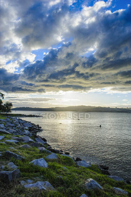La luz de la tarde al atardecer sobre la orilla del lago Taupo, Isla Norte, Nueva Zelanda - foto de stock
